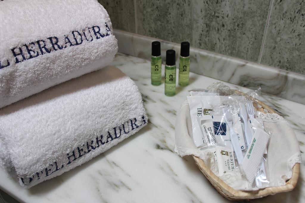 Hotel Herradura ซานติอาโก เด กอมโปสเตลา ภายนอก รูปภาพ