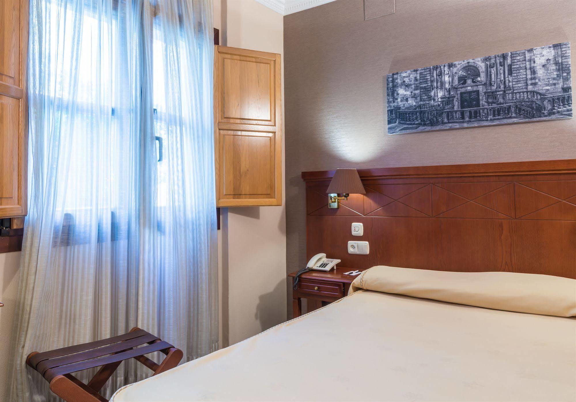 Hotel Herradura ซานติอาโก เด กอมโปสเตลา ภายนอก รูปภาพ