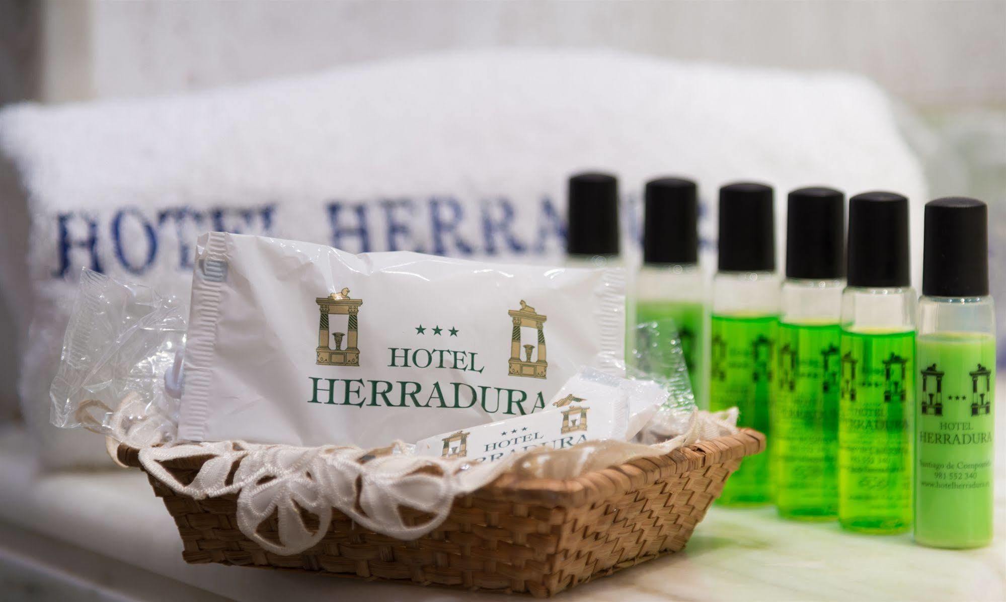 Hotel Herradura ซานติอาโก เด กอมโปสเตลา ภายนอก รูปภาพ