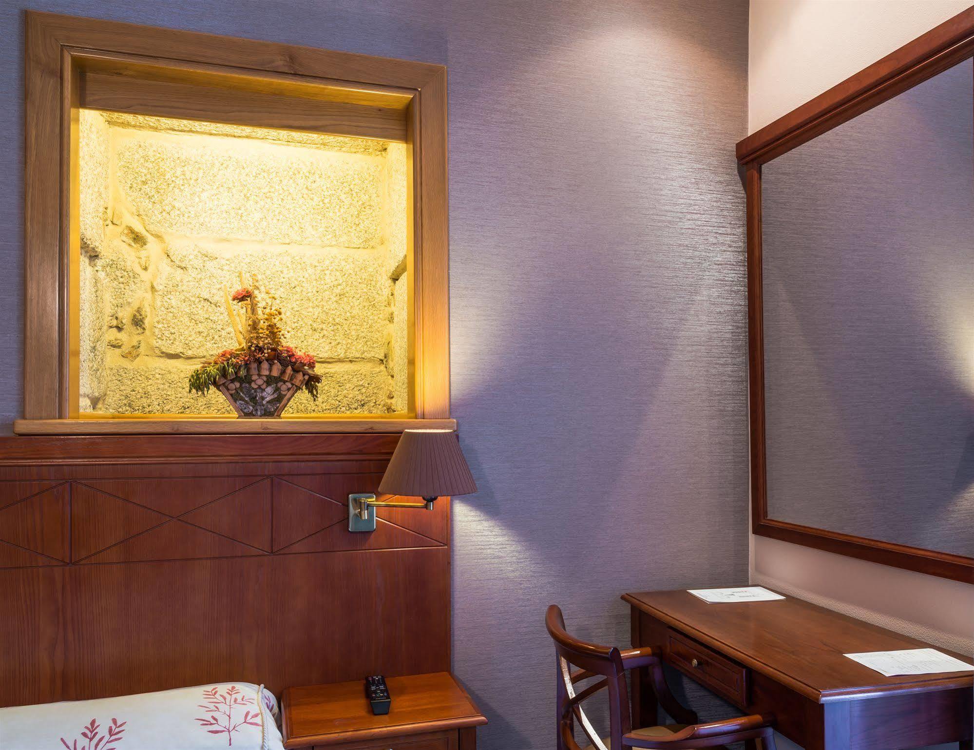 Hotel Herradura ซานติอาโก เด กอมโปสเตลา ภายนอก รูปภาพ